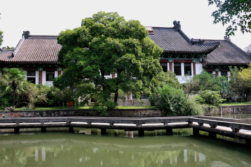 江苏这所“最美高校”火了！坐拥宫殿式建筑，建筑大师梁思成参与设计！