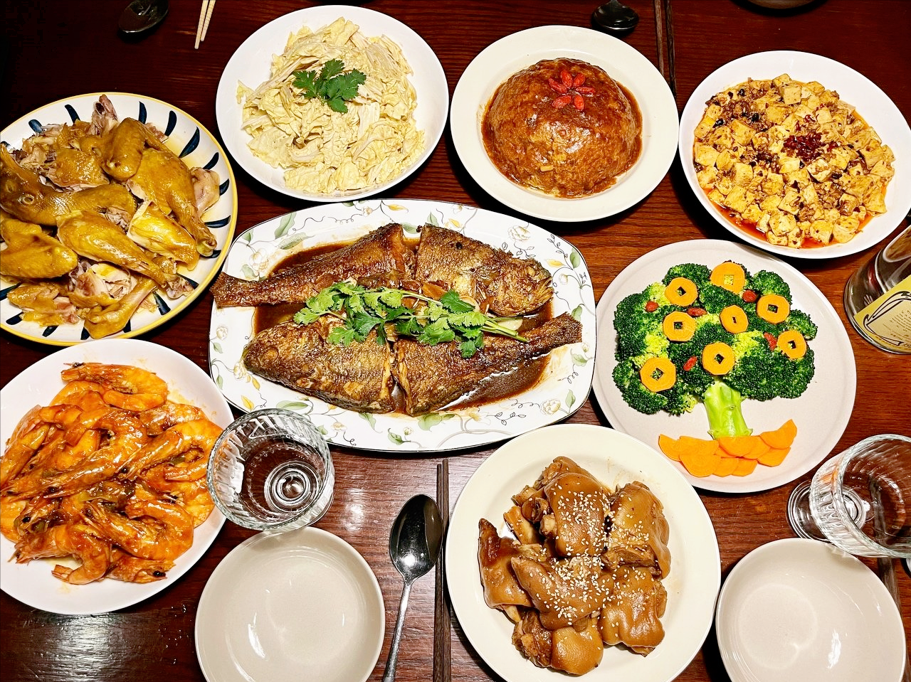 6家年夜饭大比拼,有热有凉荤素搭配,色香味美,有你家丰盛吗?