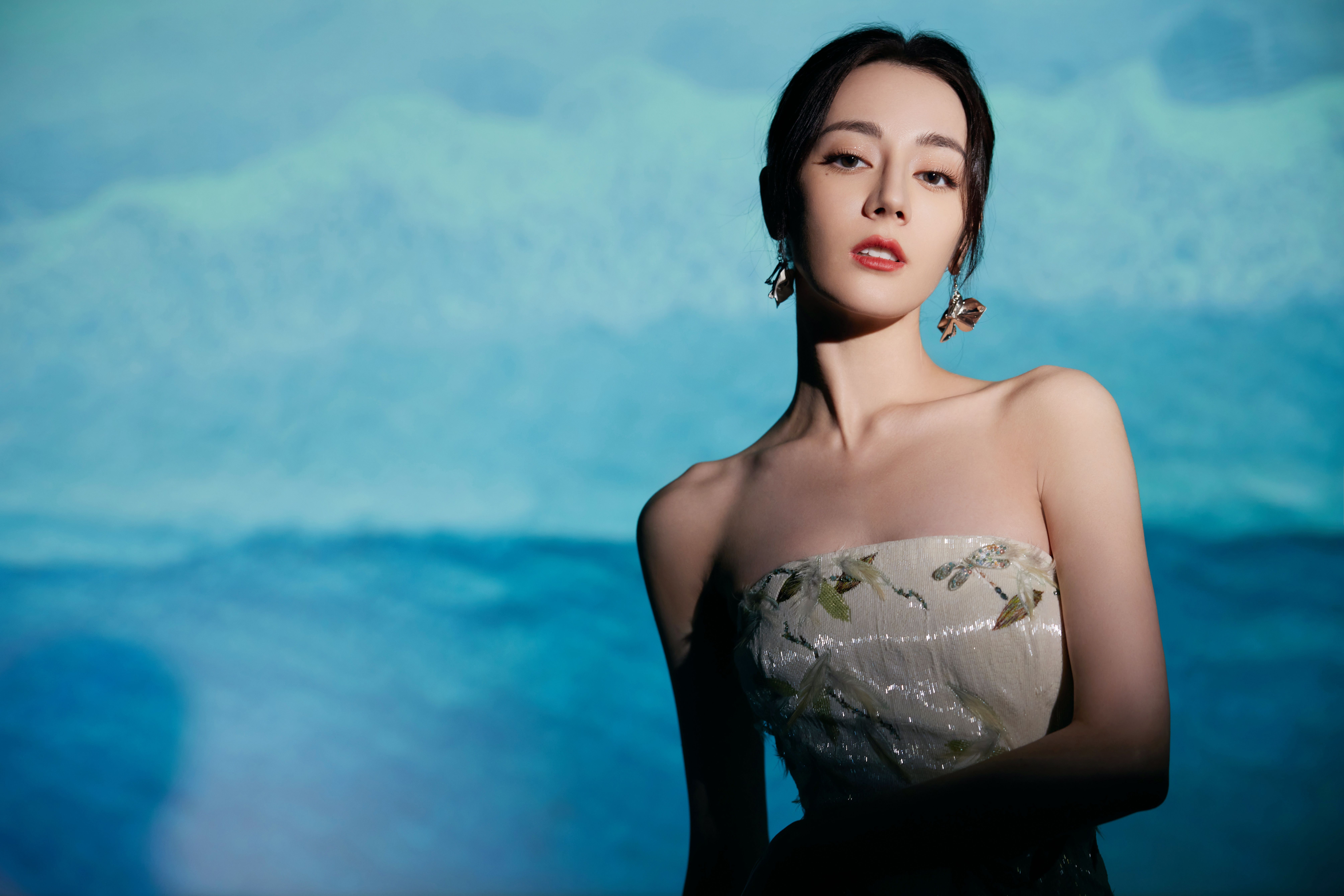 迪丽热巴不修边幅逛商场,手里提满奢侈品,边走边掏耳朵不顾形象