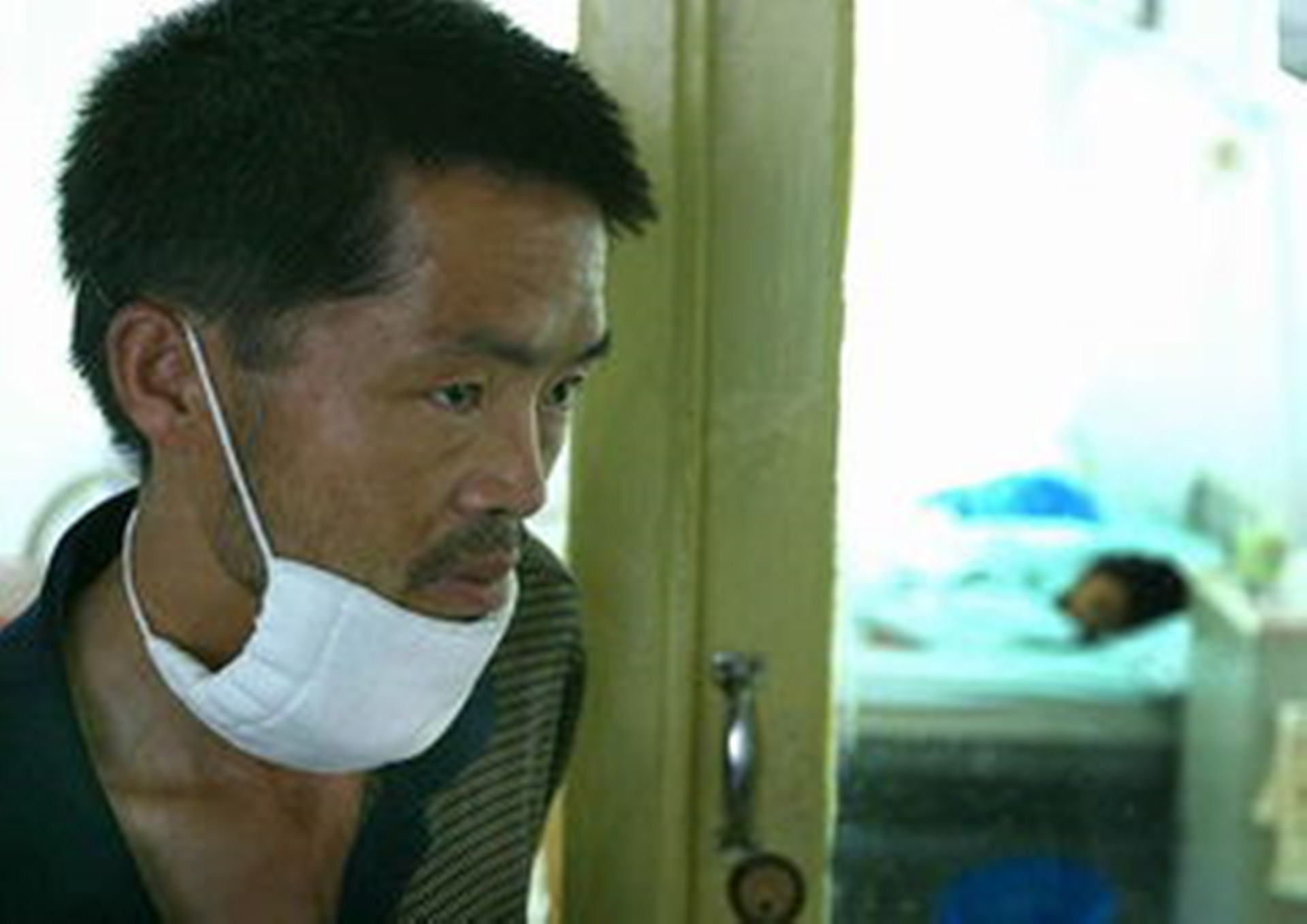 2005年女童身患白血病，为减轻养父负担，偷偷签下放弃治疗协议