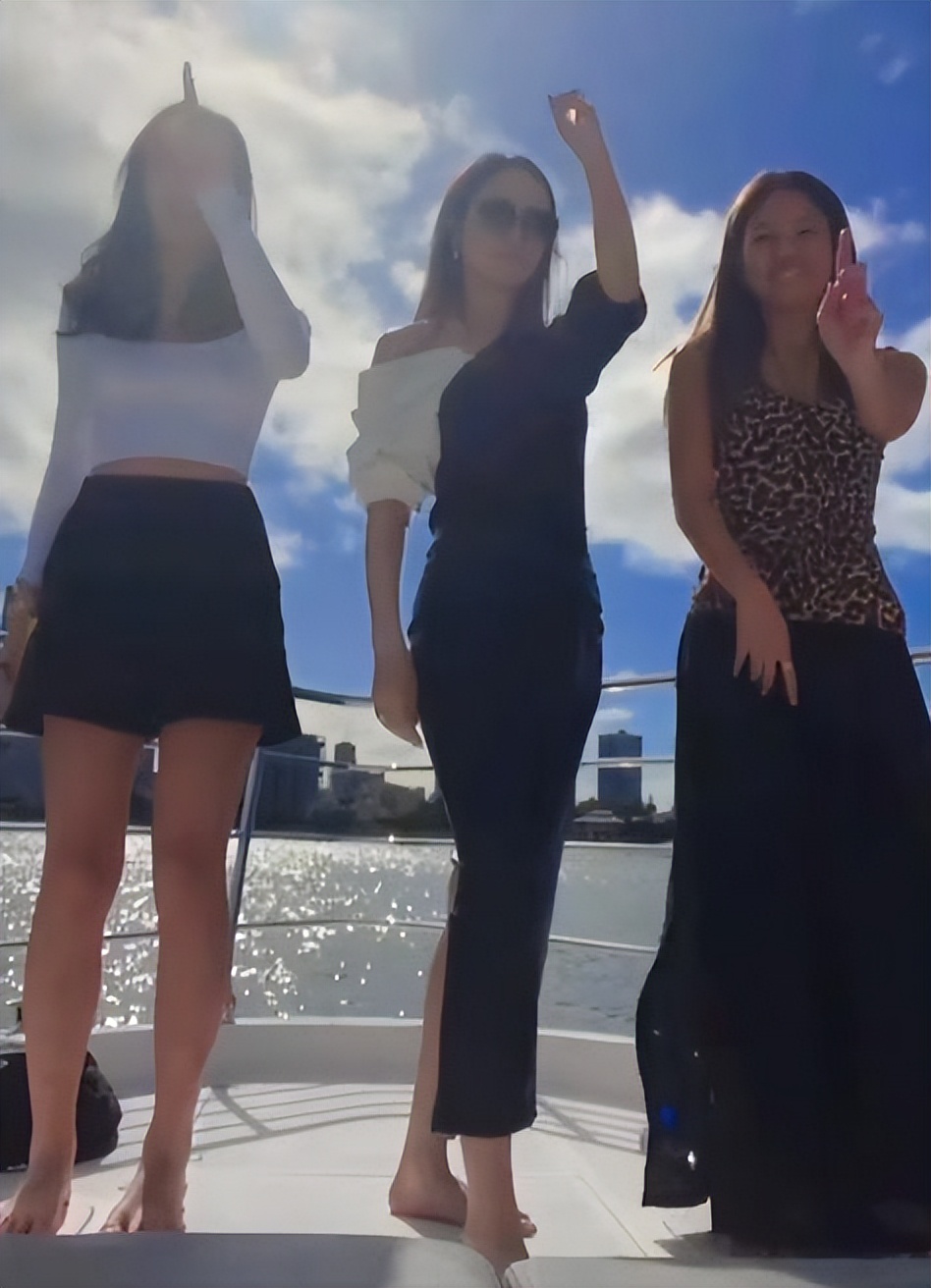 43岁侯佩岑坐游艇出海，拿香槟晒长裙美照，姐姐的状态和气质超好