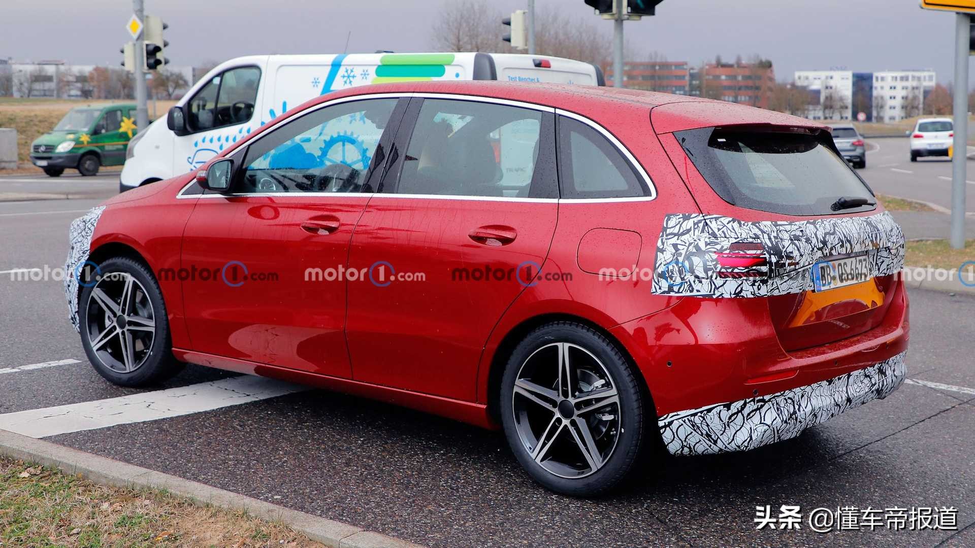 新车 | 外观内饰向C级靠拢，或于年内亮相！奔驰新款B级路试谍照