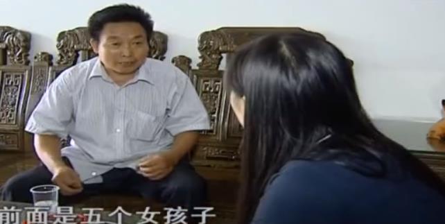 2017年，养女高考金榜题名后瞒着养父，和丢弃她的有钱爸爸相认