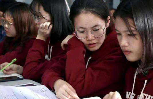 教育部传来“好消息”，继公费师范生后，这类学生有望直接当老师