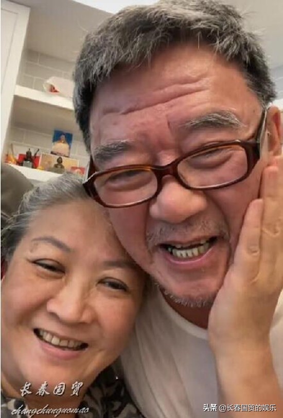 李立群小9岁老婆近照曝光，满头白发长相撞脸贾玲