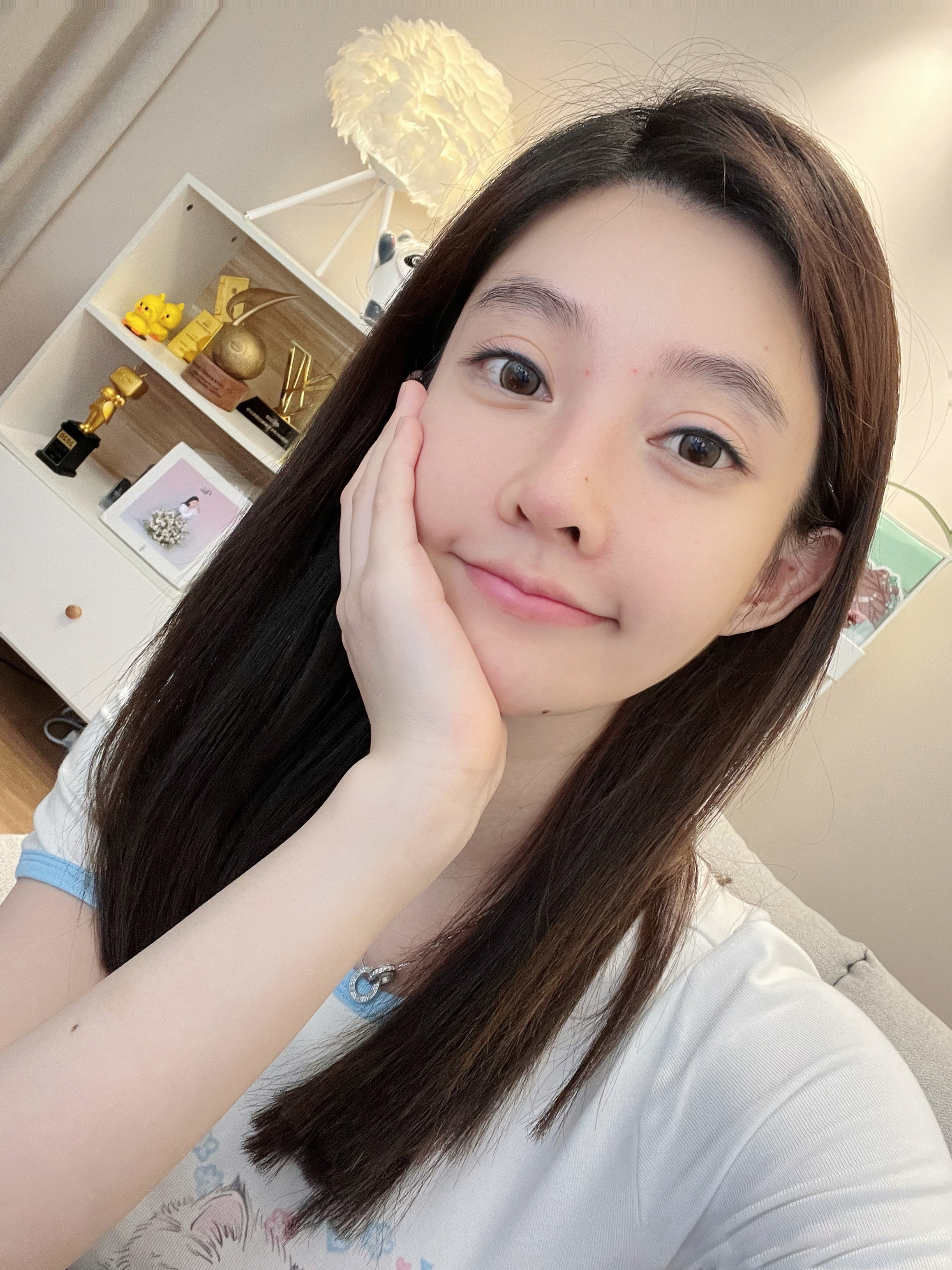 冯提莫素颜照曝光，满脸胶原蛋白痘痘很真实