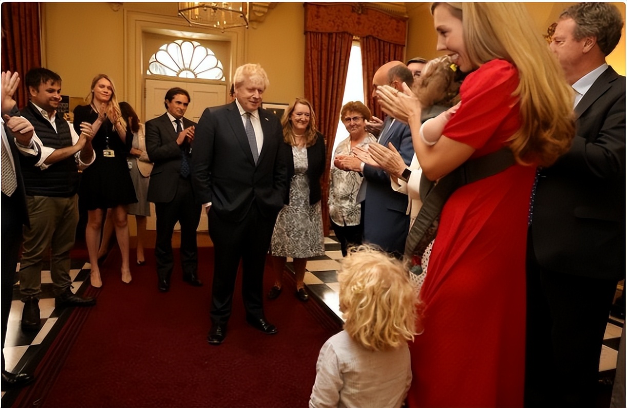 33岁第一夫人凯莉又穿红裙，抱着女儿参加老公辞职演讲，笑容灿烂