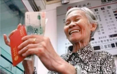 农民60岁每月可领300元是真的吗(农村60老人每月领800元是真的吗)