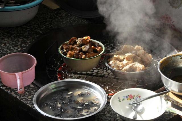 女大学生回农村过年，初五把剩菜剩饭都倒了，却得罪了妈妈和奶奶