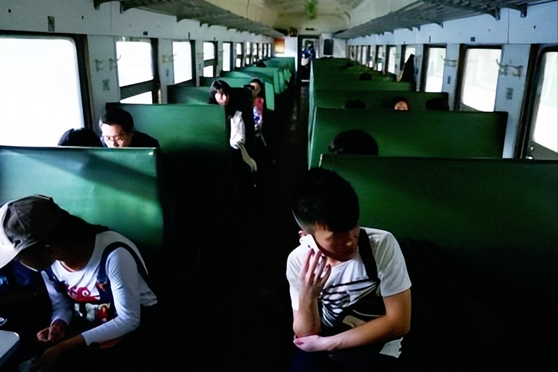 女大学生失恋后流落街头，和拾荒男人产下女婴，母亲泣不成声