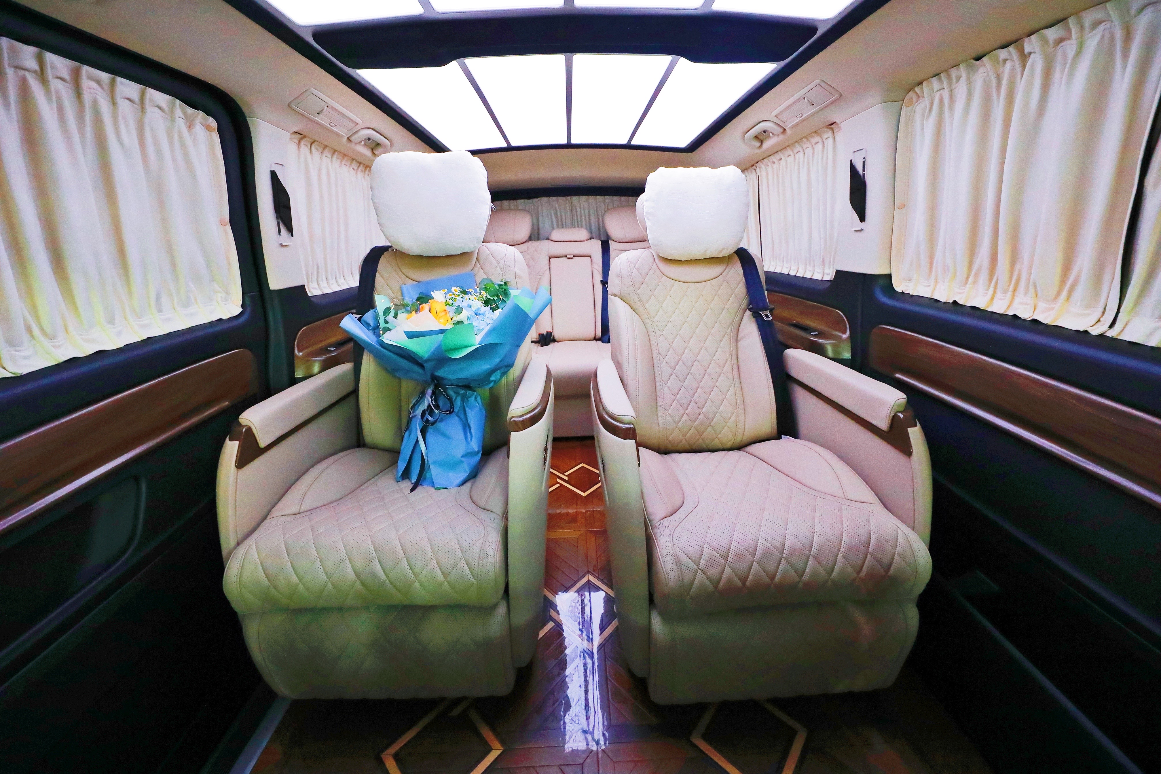 40多万的奔驰保姆车!迈巴赫风格内饰太奢华,配置竟不输埃尔法?