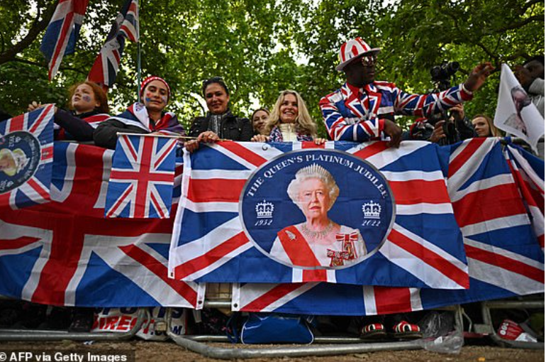 女王登基70年慶典全英嗨翻！皇室成員齊聚，路易小王子實力搶鏡