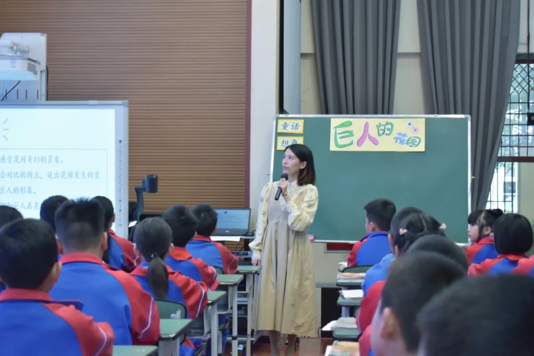 双流区名师周晓玲工作室学员们在导师周晓玲的带领下送教金桥小学