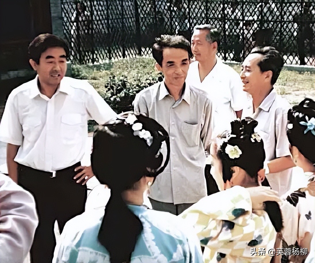 王扶林说，我们的服装是很靓的，特别是王熙凤那套，简直太漂亮了