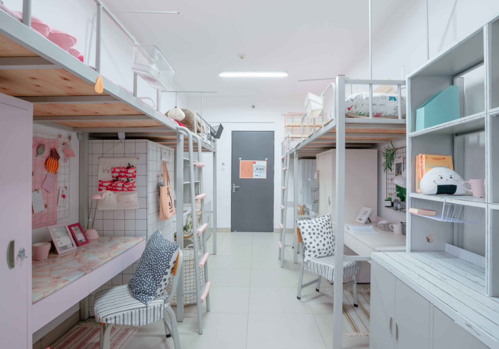 大学宿舍突遭“查寝”，女生宿舍琳琅满目，男生宿舍“影响健康”