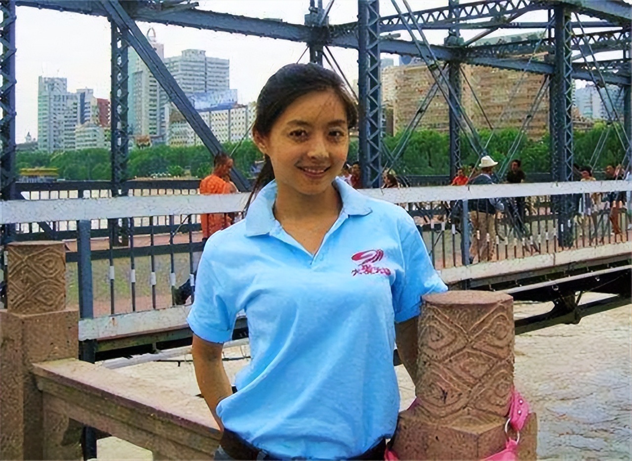 15年四川女主播因内急溺亡，现场只剩一只高跟鞋，土地上明显抓痕