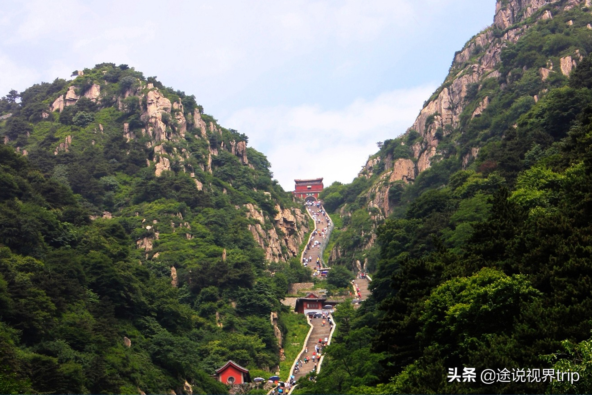 中国十大名山排行榜：泰山居首，黄山、峨眉次之。