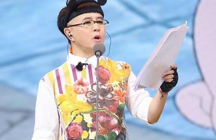 “金龟子”刘纯燕：穿千元拖鞋低调逛商场，网友：一点都没变