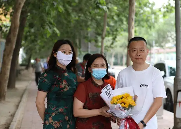 家长陪同高考时，要不要准备旗袍和鲜花，老师坦言不是你想的那样