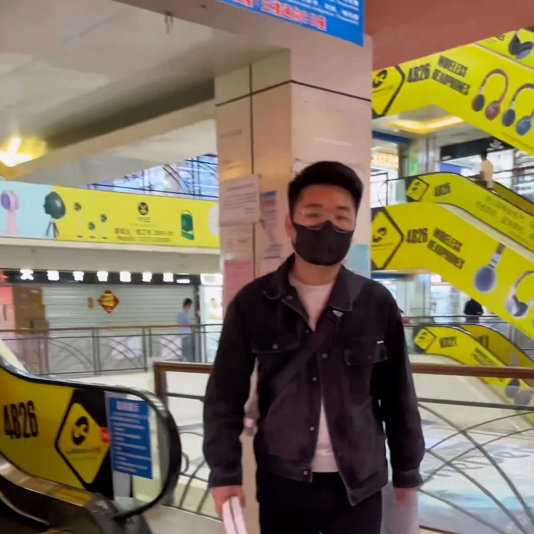 老六在地摊买充电宝，好奇拆开竟然是五号电池,当事人华强北老六