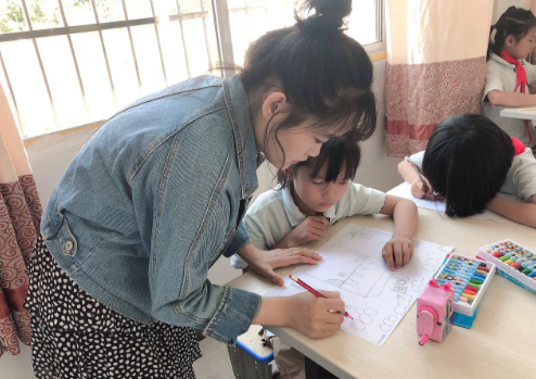 拉丁舞老师的“魔性教学”，全程激情澎湃，宝爸抢着接送孩子