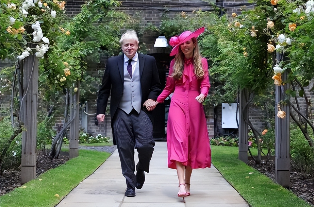 凯莉新照，穿廓形西服隔空撞衫梅根，34岁第一夫人没戴首饰也优雅