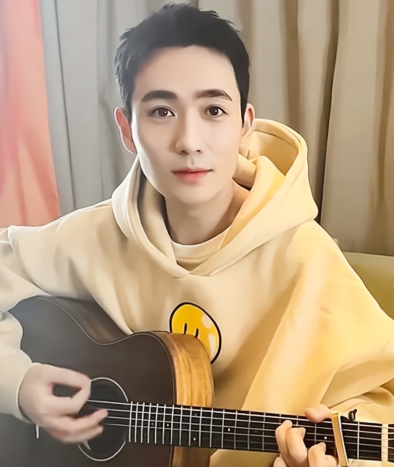 “小公爷”朱一龙，曾跑龙套10年，30岁逆袭成顶流，戏外仍未婚