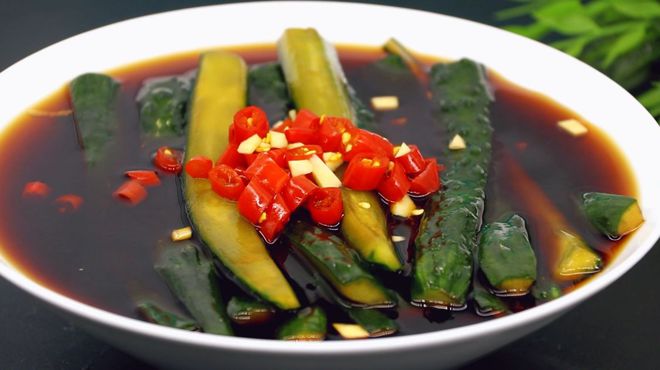 据悉,最近因为能源价格上涨,丹麦巨头宣布今冬停产西红柿和黄瓜,这可