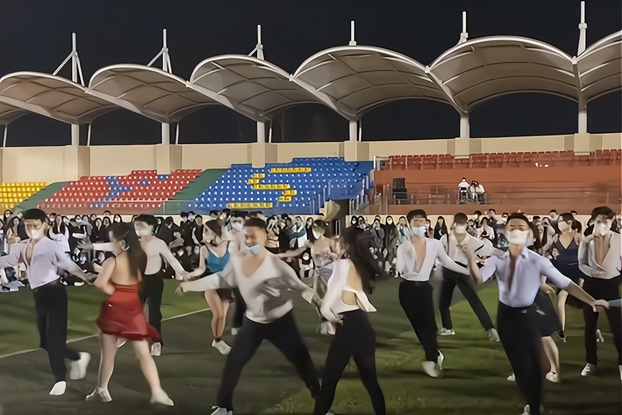 高校解除封闭管理后，美女大学生校内热舞，优美舞姿引众人称赞