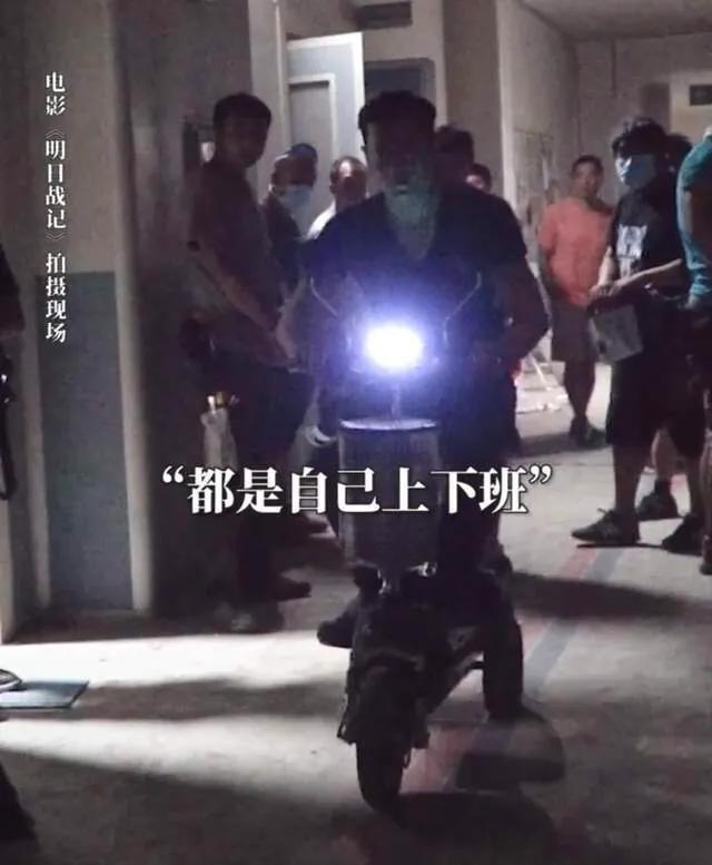 古天乐出行自己骑电动车，身边无助理，略显孤独