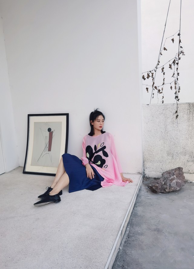 38歲王媛可拍少女寫真，穿褶皺套裙清新甜美，完全看不出是中年人