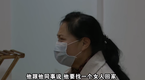 男子街头学狗叫，跪爬讨女友欢心，网友：卑微到如此，父母很伤心