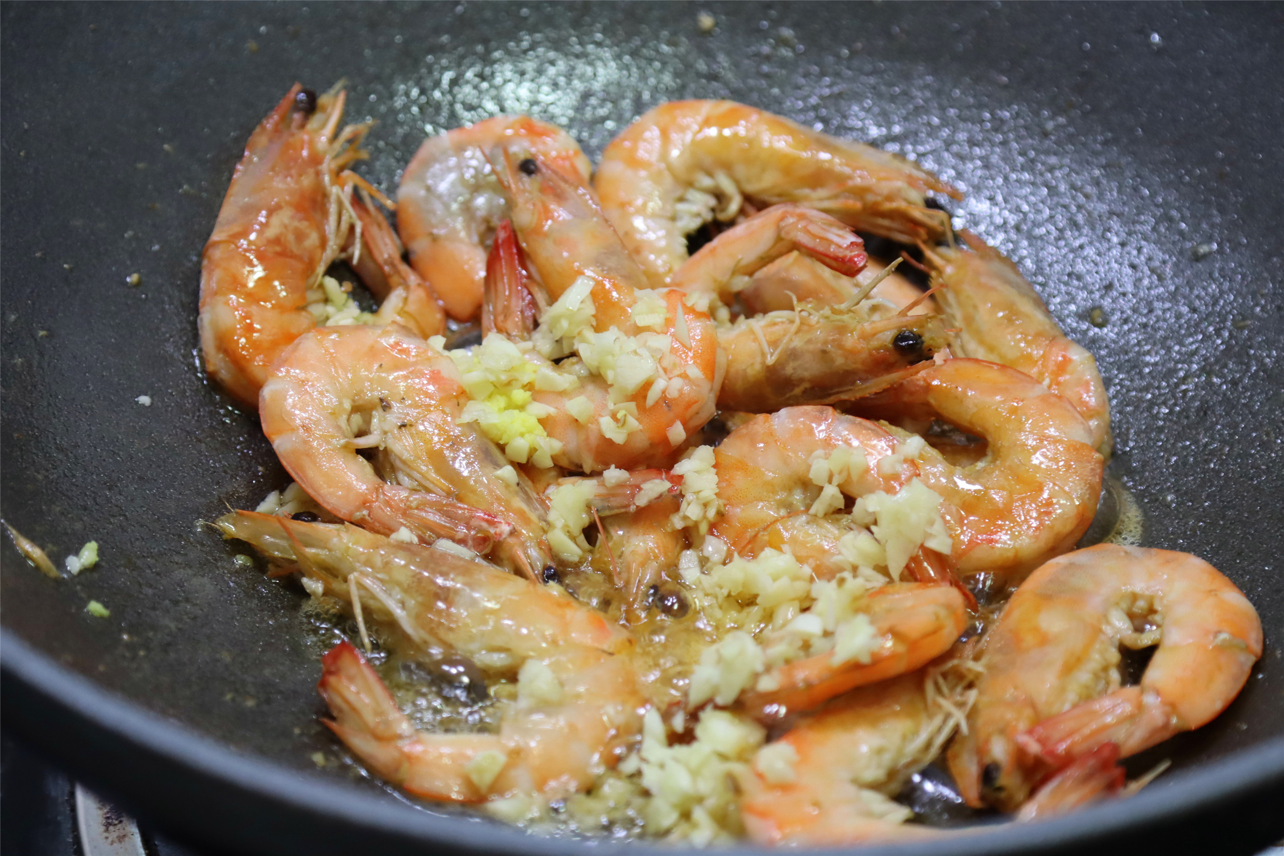 這才是油燜大蝦的家常做法，簡單方便，不用油炸，好吃入味肉鮮香