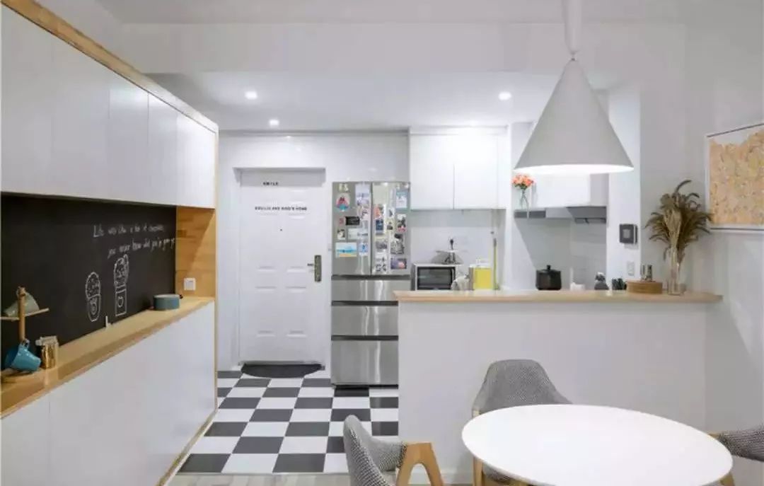 90平两室一厅，独立书房，还有特大阳台，怎么装修的？