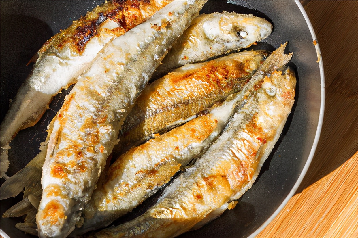 铁锅煎鱼，总是破皮还粘锅？大厨教你3个窍门，鱼肉完整不碎