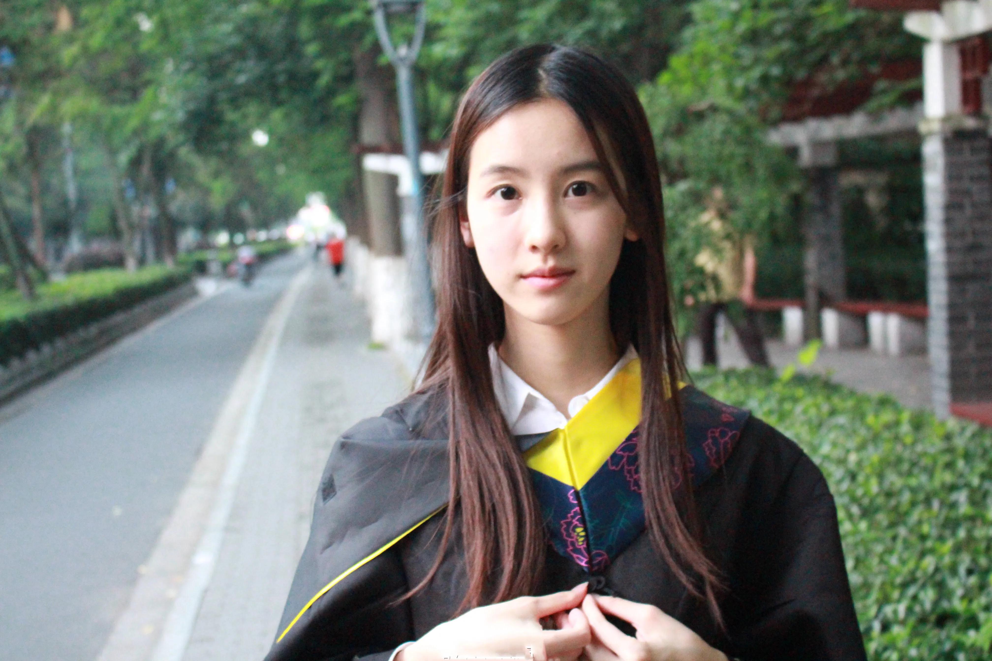 "娱圈学霸"陈都灵：素颜证件照打败章泽天，挤掉杨紫出演女主角
