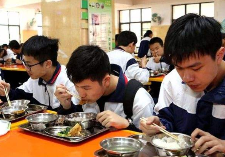 大学生每月多少生活费合适？40万份调查结果，让无数家长感觉被坑