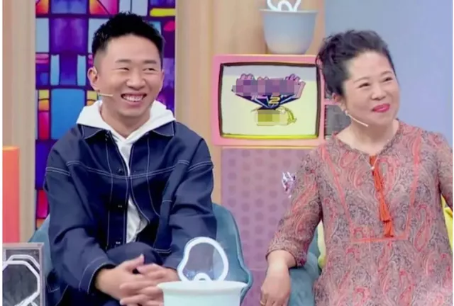 知名男星当众下跪,被谢娜捧红,成为综艺顶流的他,到底有惨?