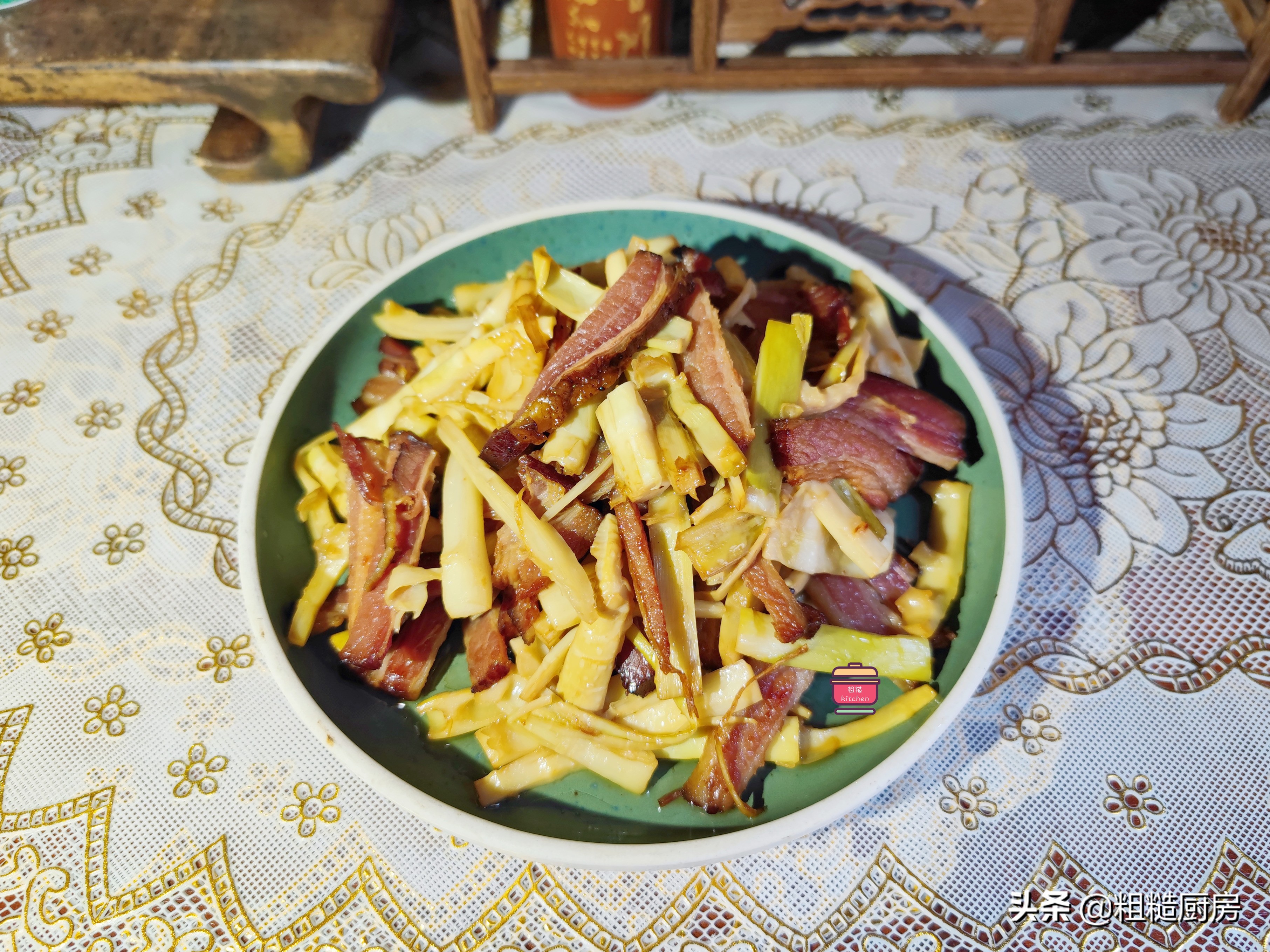 冬天，这食材正好吃，它和竹笋是绝配，简单一炒端上桌，鲜嫩爽脆