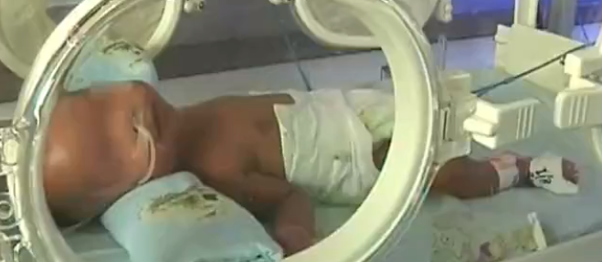 2013年海南病婴仅2斤重，治疗费压垮父亲，竟直接将孩子扔进河里
