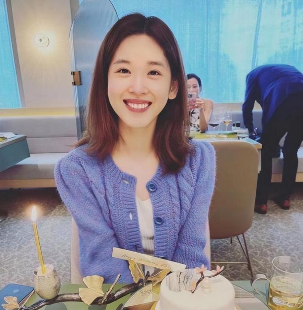 章泽天出席珠宝晚宴，太阳穴凹陷大变样，穿7千元鞋子显寒酸