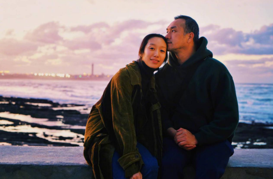 本是不婚主义的黄觉,与小15岁麦子从网友到夫妻,婚后生活超幸福