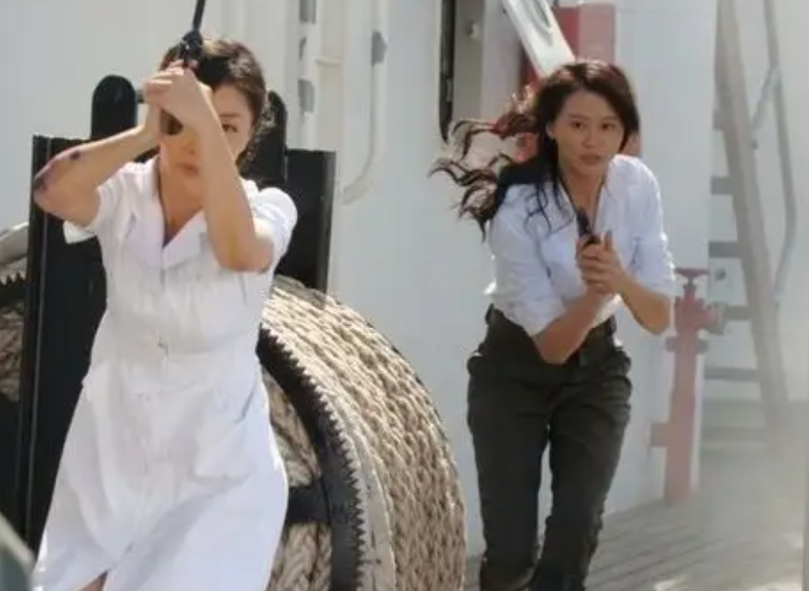 “体操女神”戴菲菲，19岁突然退役后：北大任教之余，进军娱乐圈