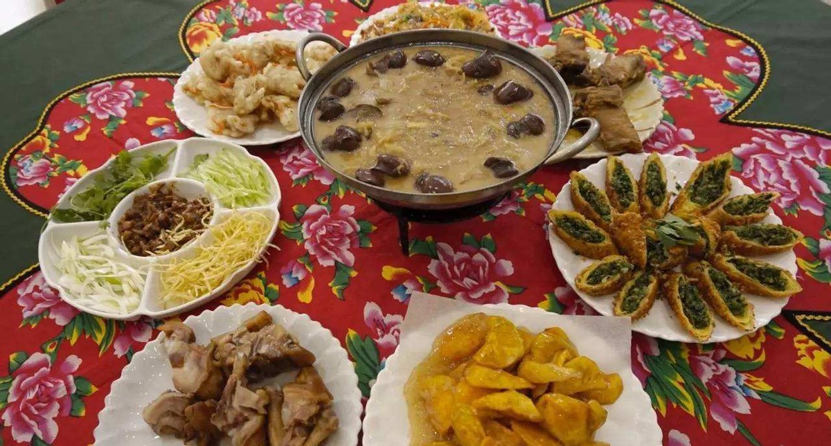 江西考生来东北旅游,点了一桌饭,结账时却因为太便宜而不敢相信