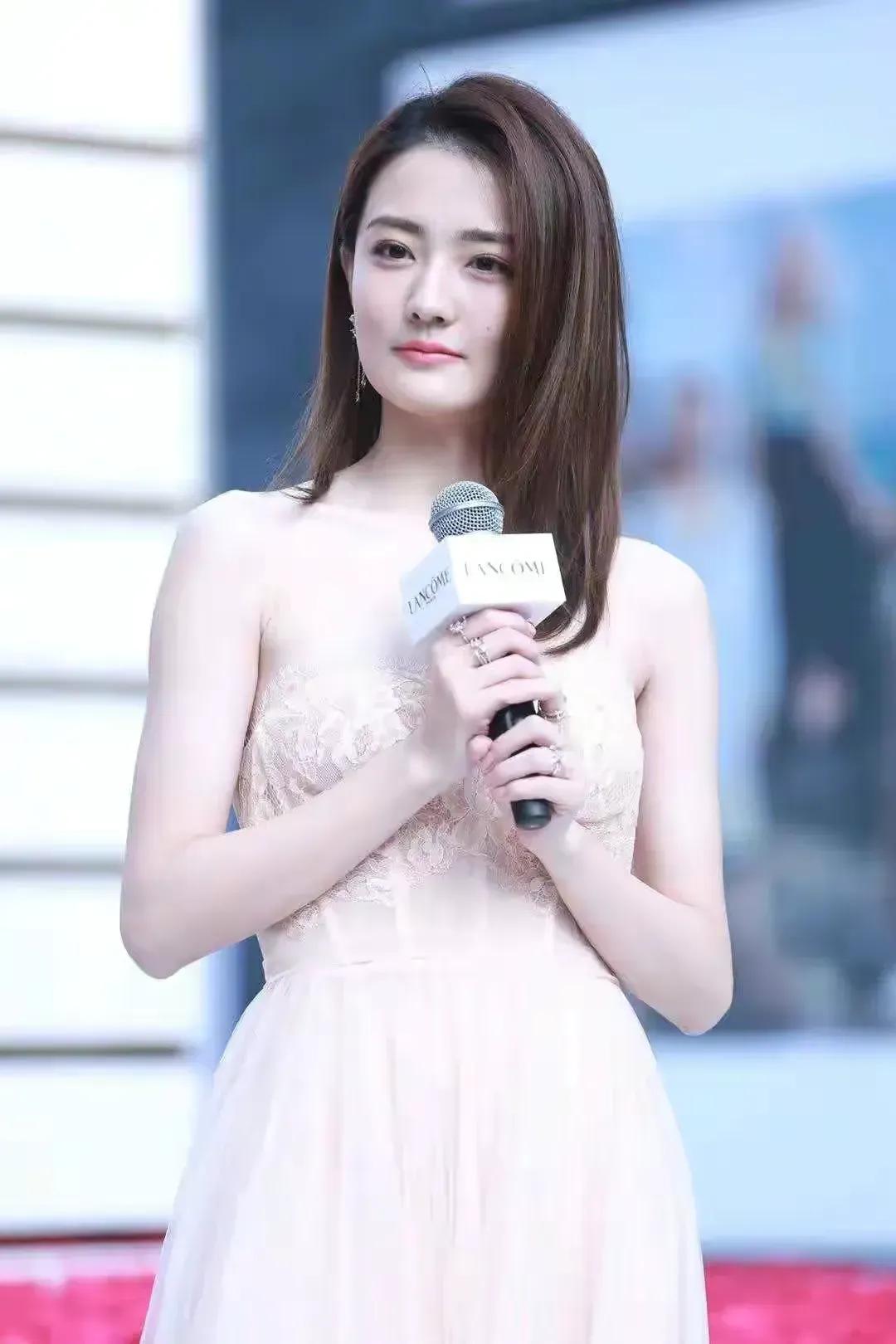 徐璐娇俏可爱甜美，总是让人百看不厌，喜欢这样自然的清纯