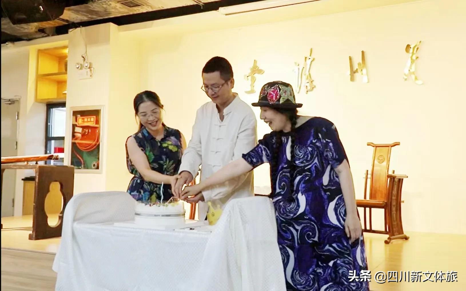 詩(shī)人阿紫應邀參加“崖州大講堂”系列第一期文化活動(dòng)