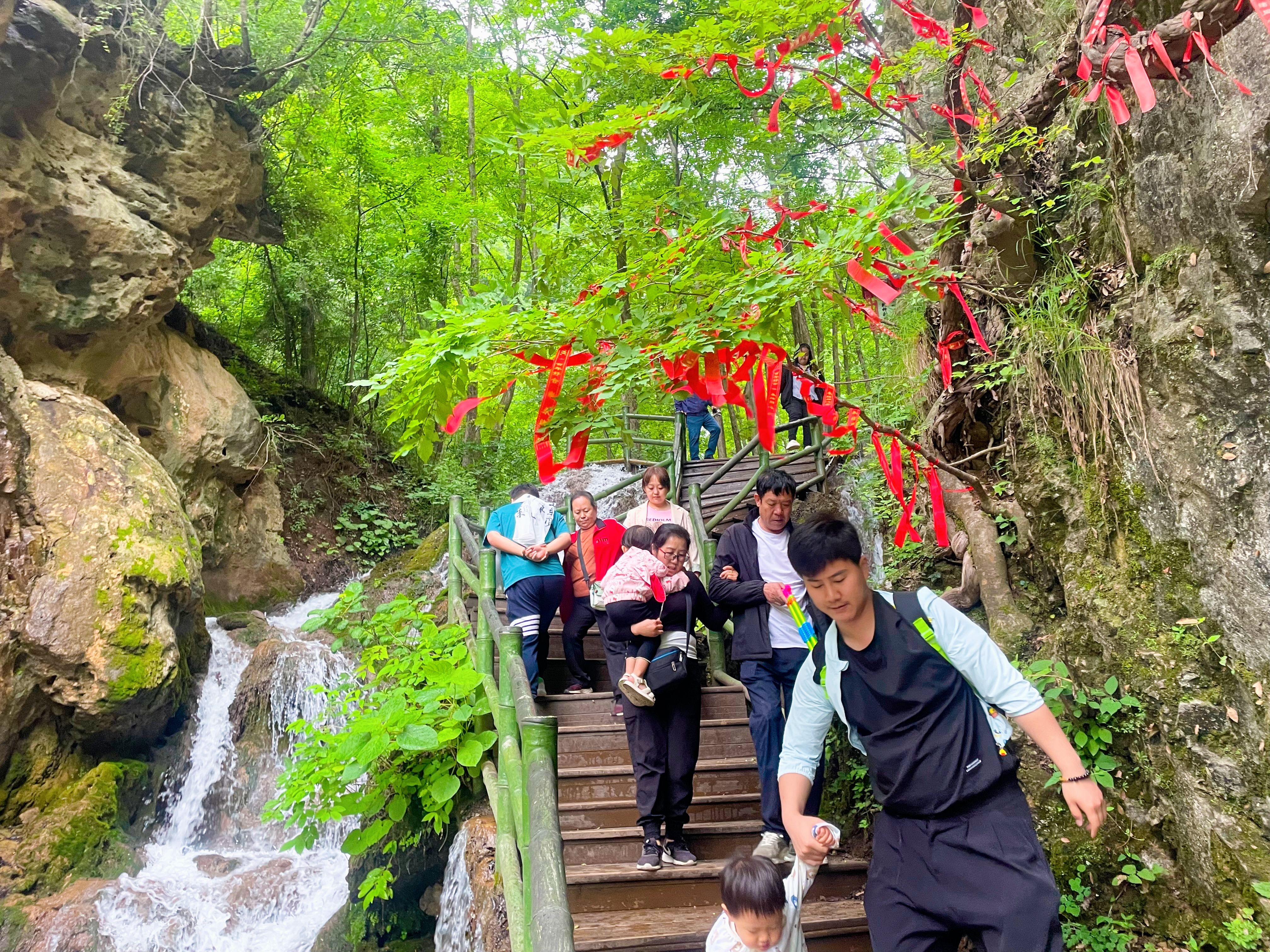 河南人请注意：洛阳藏着一个避暑景点，一道夏天就火爆，瀑布超多