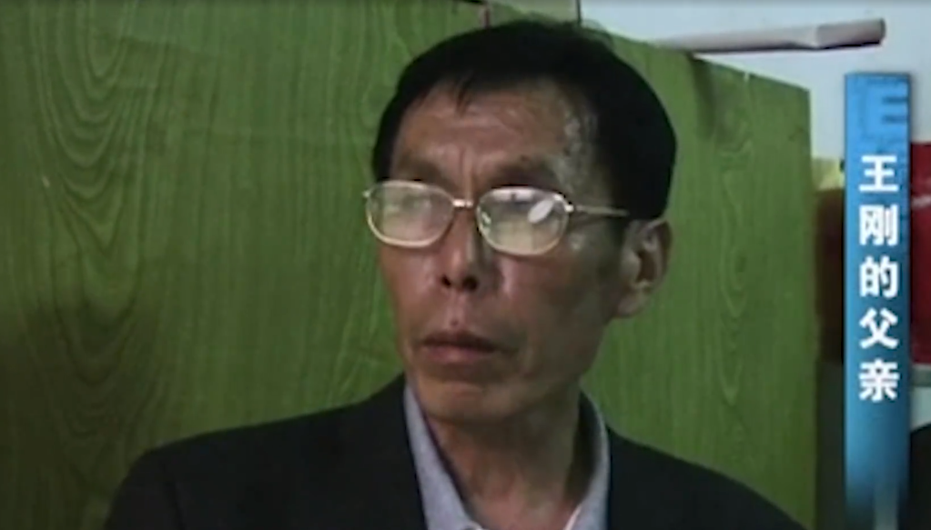 2011年大学生嗜游戏如命，沉溺网吧10年不成人形，归家5天后惨死