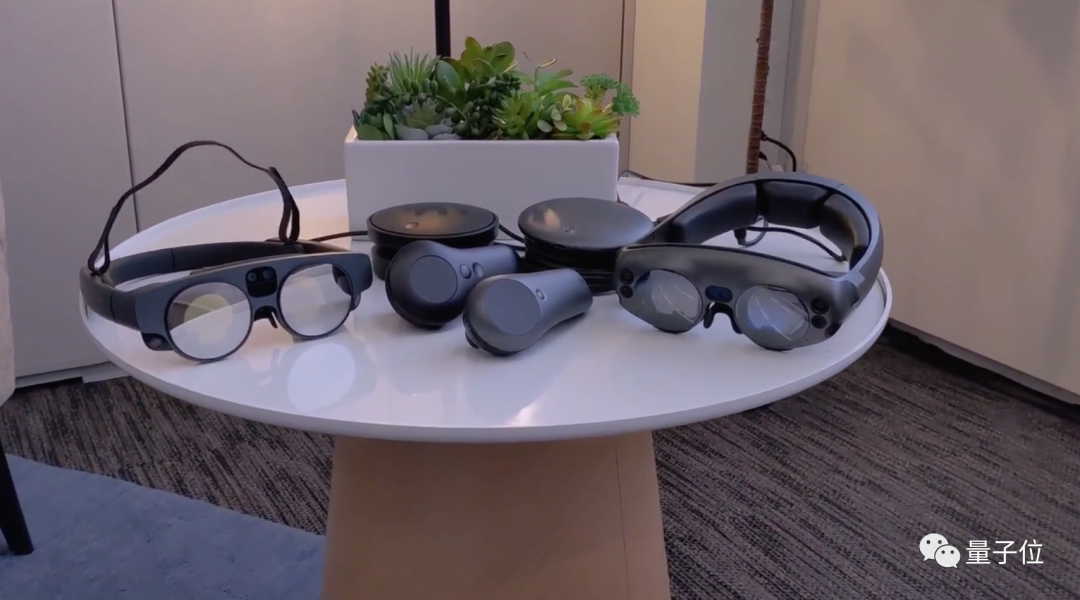 Magic Leap 2實(shí)測(cè)出爐：重量減輕20%，透光低至0.3%讓AR特效更逼真