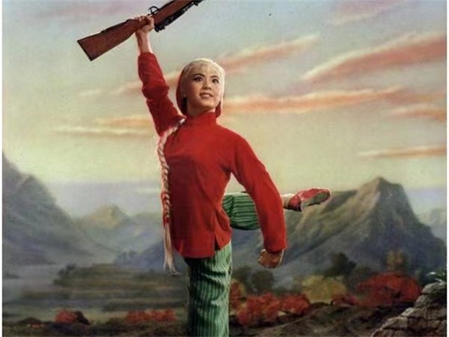 石钟琴：饰演“白毛女”爆红，恋人苦等她十年，今77岁仍热爱舞蹈